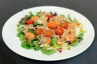 Ensalada templada de gulas y gambas