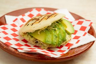 Arepa Reina Pepiada Y Bebida