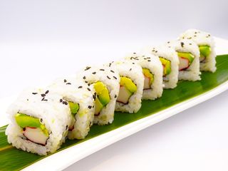 27. Uramaki california roll con granchio, avocado e maionese