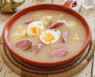 Żurek z jajkiem i kiełbasą