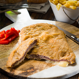 Cachopo Asturiano D Ternera Relleno D Jamón Y Queso con patatas fritas