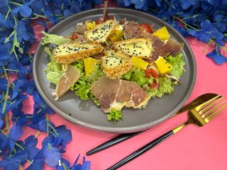 Салат з прошуто та камамбером фри