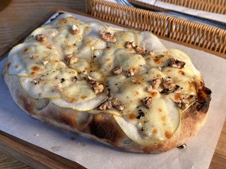 Римська піца з грушею, сиром Дор блю і трюфельним медом (370г.)
