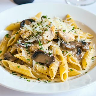 Paste al forno polo e fuungi