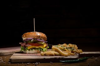 Chicken burger cu cartofi prăjiți