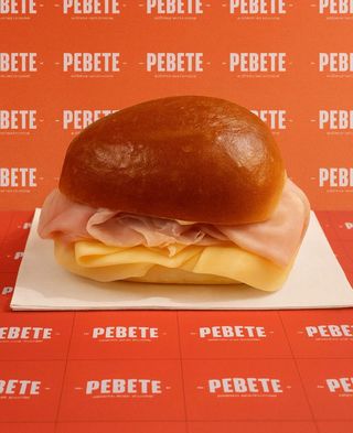 Pebete de jamón y queso