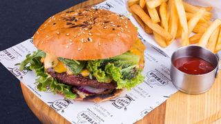 Бургер с говяжьей котлетой 