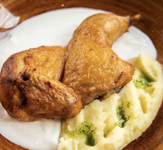 Запечене курча в вершково - винному соусi з картопляним пюре