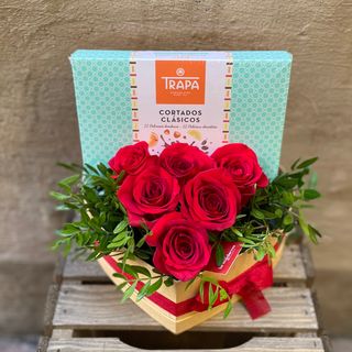 Caja con forma de corazón con rosas y bombones.