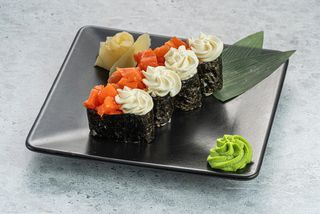 Гункан с лососем и сыром 1 шт.