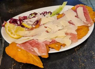 cotoletta di pollo con prosciutto crudo e grana
