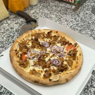 Pizza de kebab y cebolla (30 cm.)