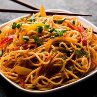 Tallarines chinos crujientes con verduras variadas