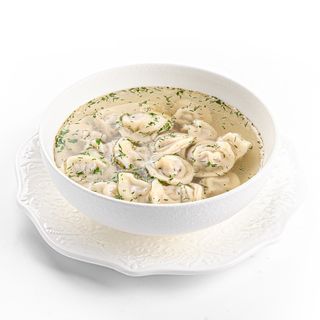 Пельмени с бульоном со сметаной