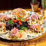 Tacos de pollo Asado con guacamole, crema de yogurt y pico de gallo