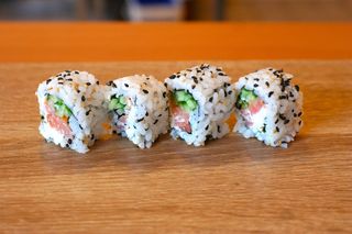 Суши Урамаки Филаделфия пушена сьомга  (4бр-90г)