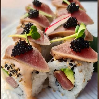 Tuna tataki roll