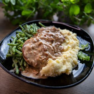 Polędwica wieprzowa duszona z kurkami w sosie śmietanowym