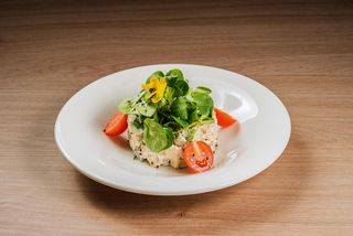 Salată cu pui si avocado
