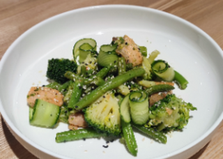 Теплий салат з броколі та червоної риби 200г