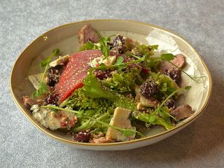 Салат с качкою, грушею та сиром Дор блю (230г)