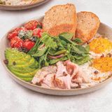 Завтрак с индейкой, авокадо и жареными томатами черри (320 гр.)