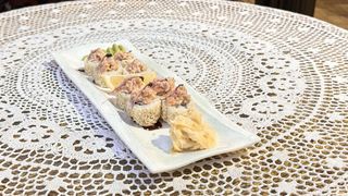 Спайсі рол з лососем