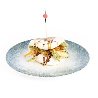 Bao De Tempura De Verduras Y Salsa Kanama