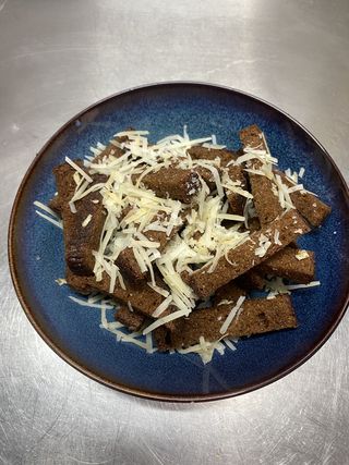 Pesmeți cu usturoi și cascaval