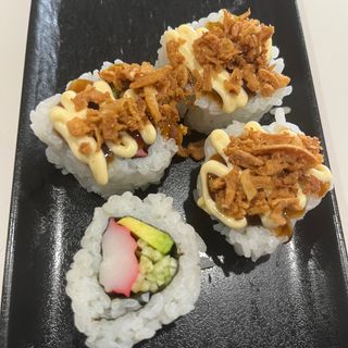 93. Uramaki Crispy Surimi Con Aguacate Y Pepino (4 Pzs.)
