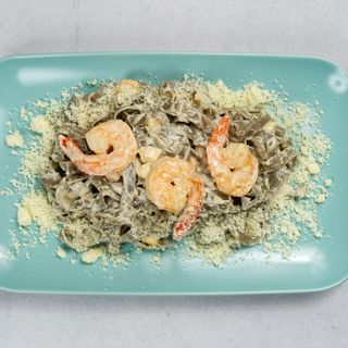 Makaron z krewetkami w łagodnym sosie serowym