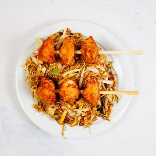 Rižini rezanci s pilećim ražnjićima