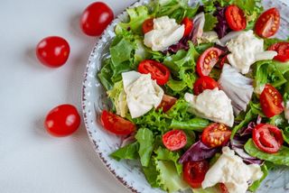 салат с сыром "буррата" (220 гр.)
