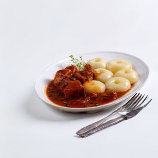 Kluski śląskie z gulaszem, surówka