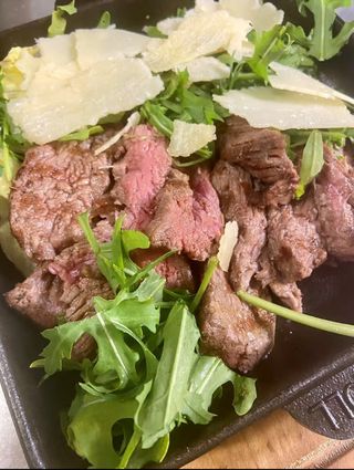 Tagliata con rucola e grana