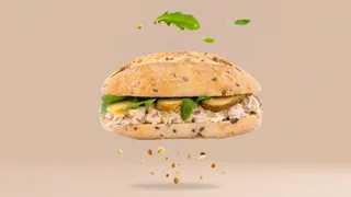 Kanapka orkiszowa z pastą z tuńczyka