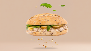 Kanapka orkiszowa z pastą z tuńczyka