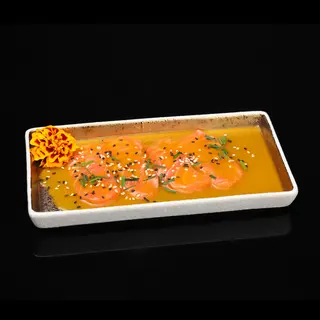142. Carpaccio salmón con salsa maracuyá 