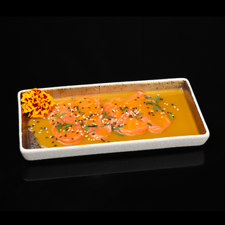 142. Carpaccio salmón con salsa maracuyá 