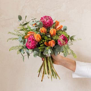 Ramo de tulipanes y ranúnculos