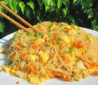 34. Fideos De Arroz Fritos Con Tres Delicias