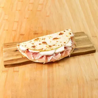Piadina con prosciutto crudo, bufala, patate al forno, pomodorini