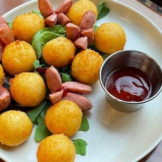 Картопляно-сирні пончики з сосисками