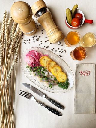 Оселедець з картоплею та маринованою цибулею (70/80г)