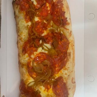 Pinsa con salame piccante, scamorza e cipolla caramellata