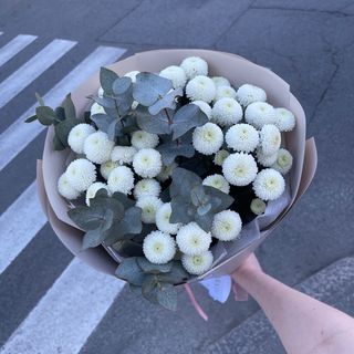 Біла хризантема з евкаліптом