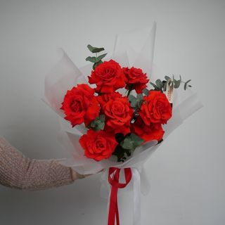 Троянда Ніна 7 шт з евкаліптом