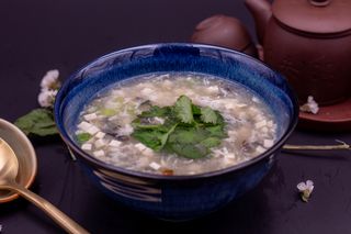 Minestra di uovo conservato e toufu/皮蛋豆腐羹