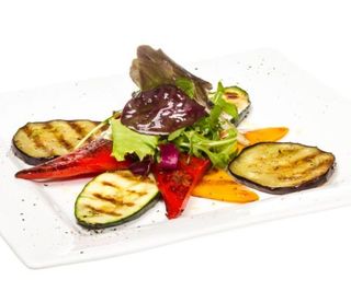 Salată din legume grill