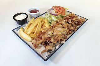 Plato de döner kebap con patatas